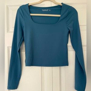 NWOT Abercrombie and Fitch Long Sleeve Form Fitting Stretch Shirt Scoop Neck Sm.